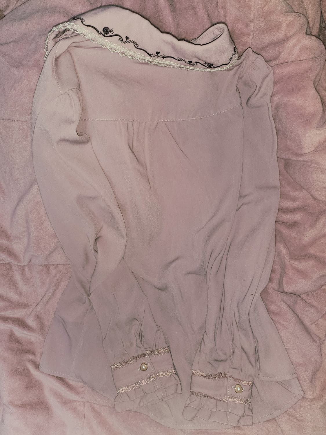 axes femme 엑시즈팜 레이스

하트단추 프릴 핑크 블라우스 지뢰계 상품이미지4