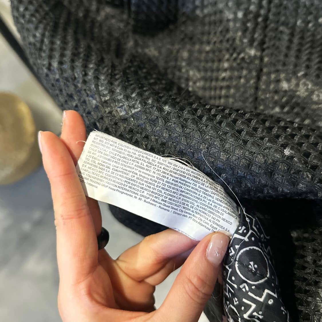 Desigual 데시구알 퍼 하프코트 엠보싱 텍스처 아트워크 디테일 블랙 상품이미지7