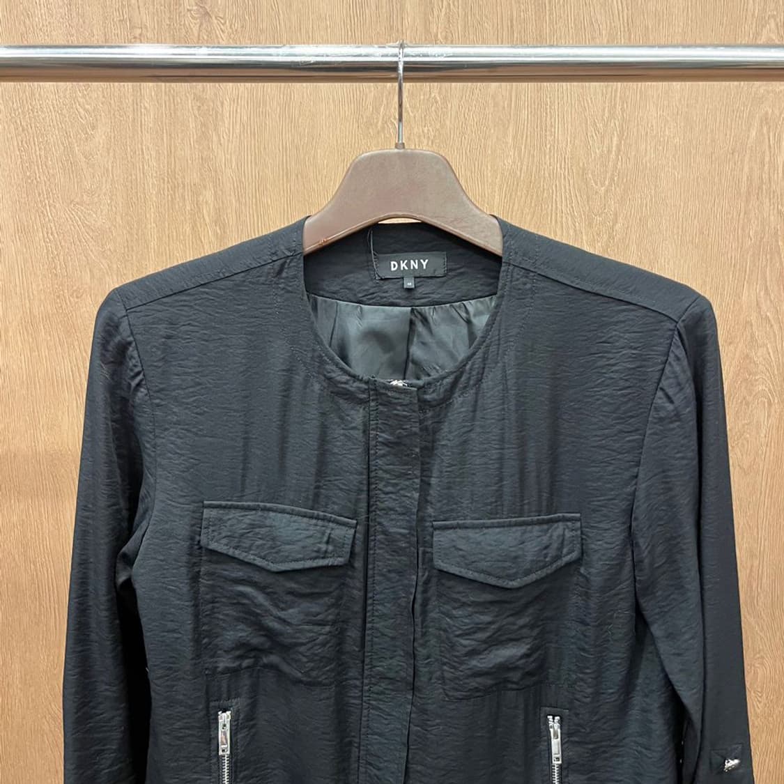 도나카란 뉴욕 크롭 자켓 더블 플랩 포켓 스트링 밑단 디테일 블랙 상품이미지4