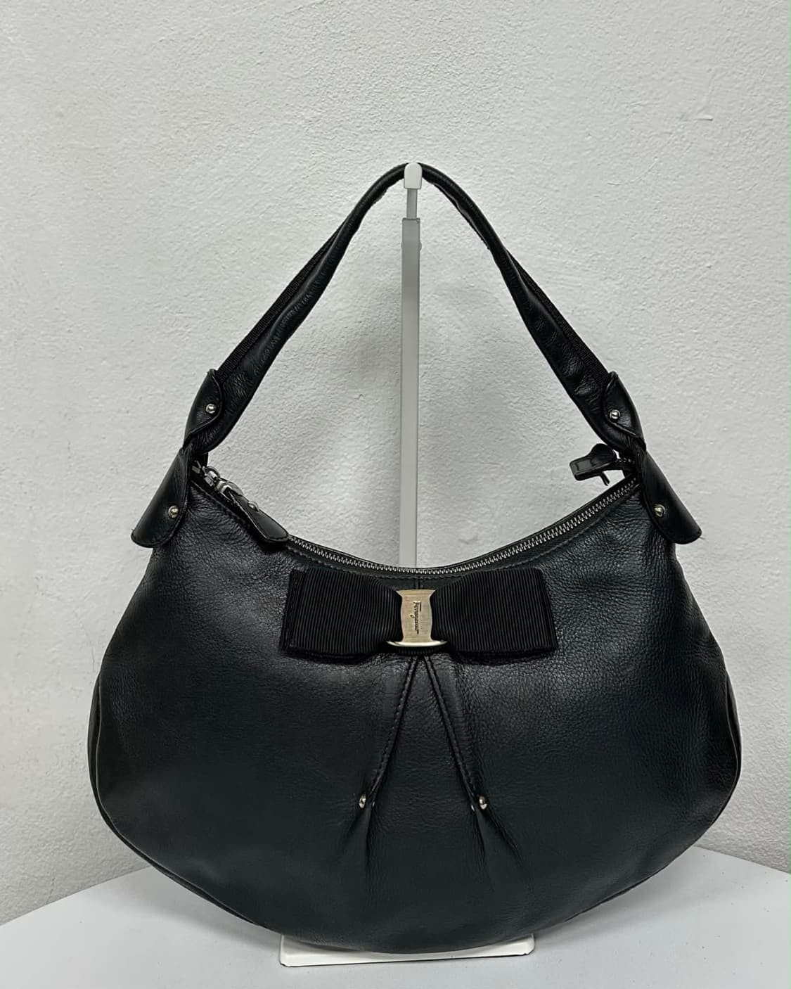 살바토레 페라가모 바라 리본 가죽 숄더 & 토트백 상품이미지1