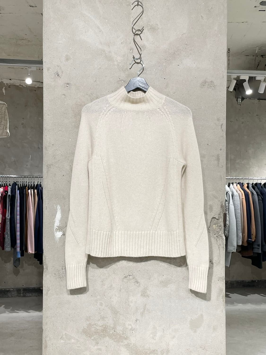 프롬 퓨처 아이보리 모크넥 캐시미어 니트 상품이미지1