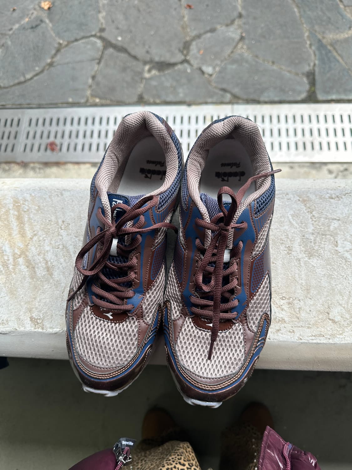 디아도라 운동화 한정판 콜라보 거의 새거 브라운컬러 상품이미지2