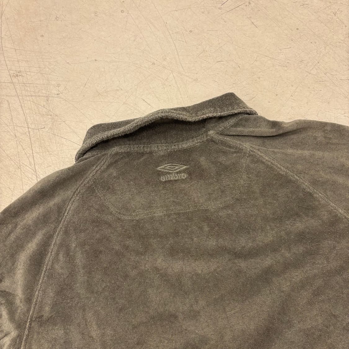 엄브로 벨루어 스몰로고 반집업 맨투맨 상품이미지3