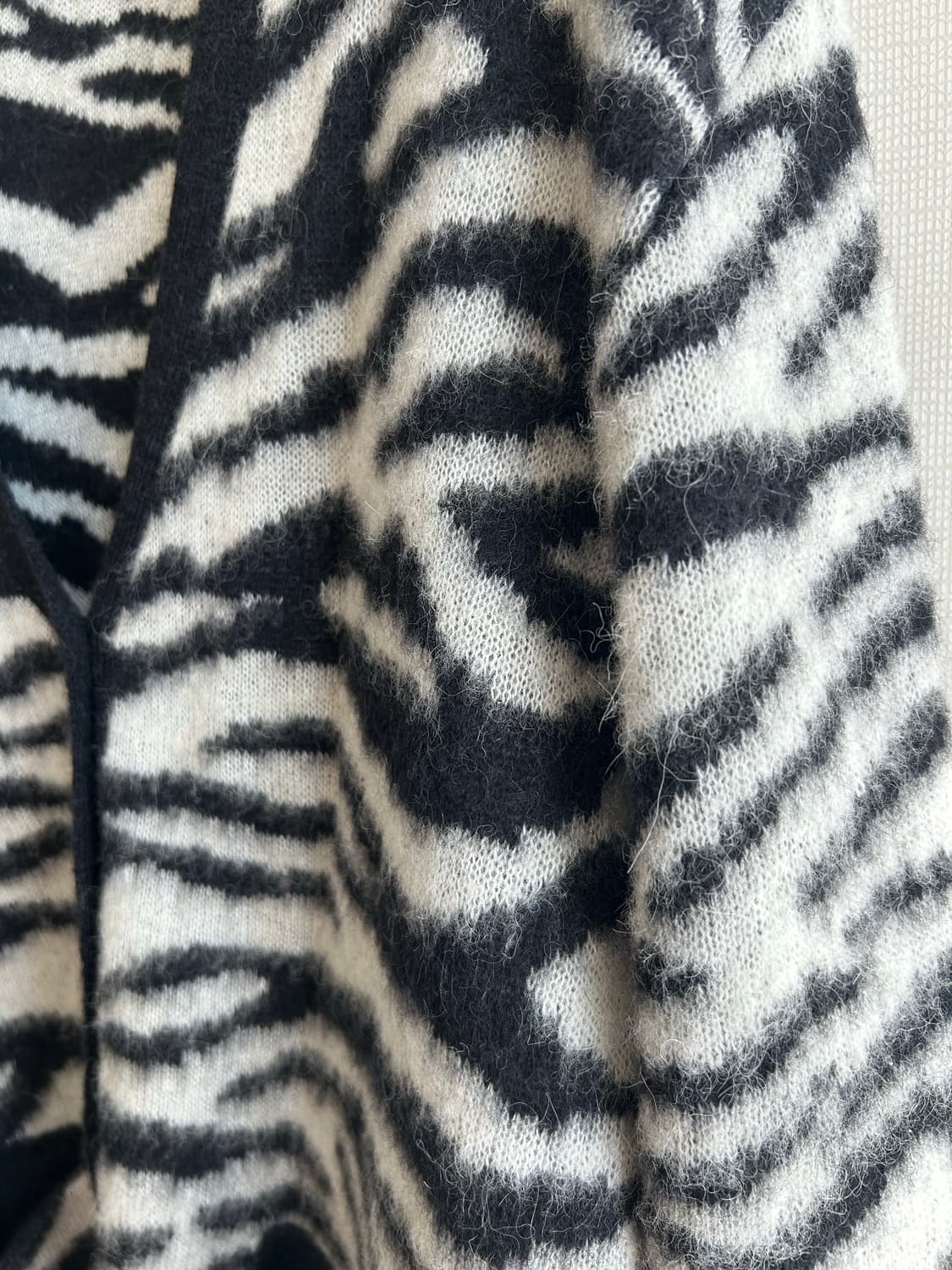 스탠드얼론 지브라 가디건  상품이미지3