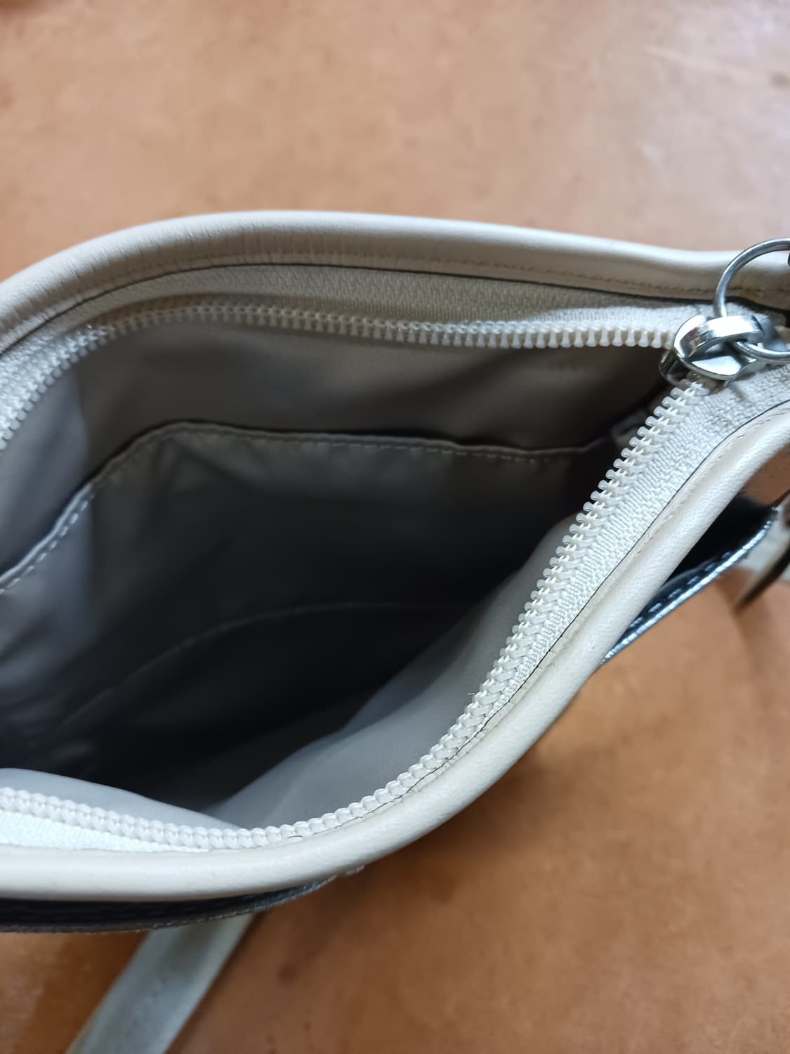 코치 실버 메탈 탄스윙팩 크로스바디 상품이미지7