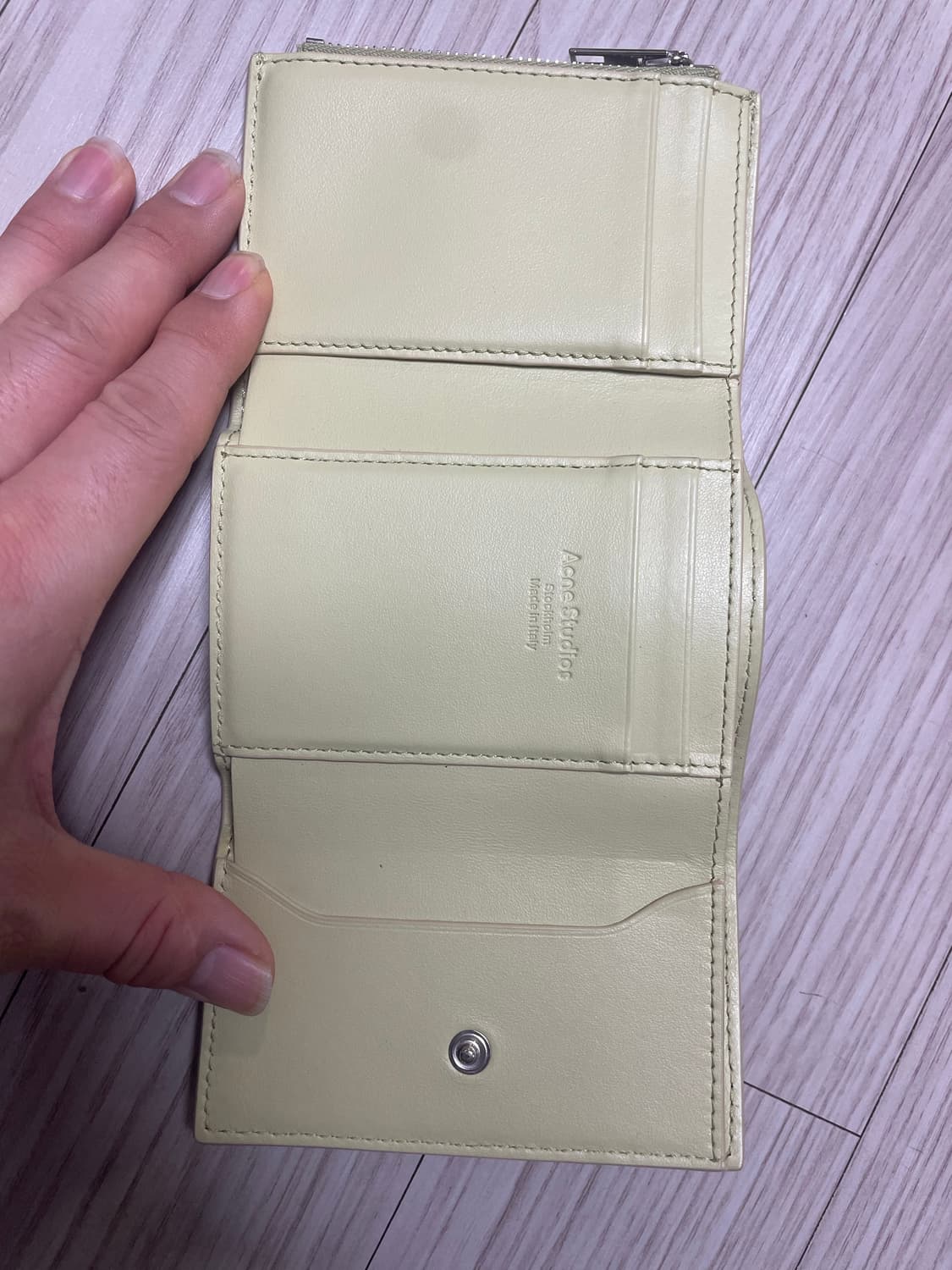 아크네 스튜디오 무스비 폴드 지갑 더스티 그린 상품이미지3