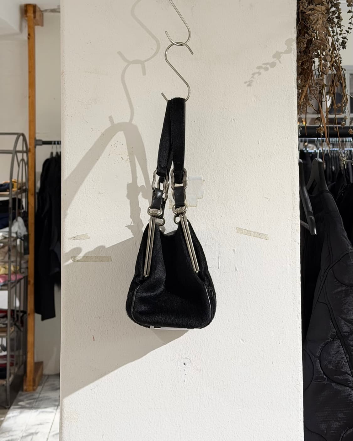 버버리 블랙 헤어칼프 볼 클로저 숏 스트랩 숄더백 상품이미지3