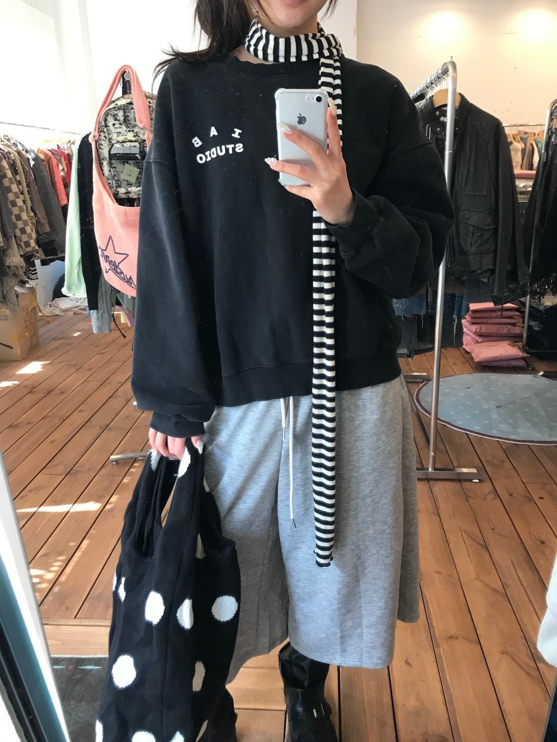 IAB 블랙 맨투맨 상품이미지1