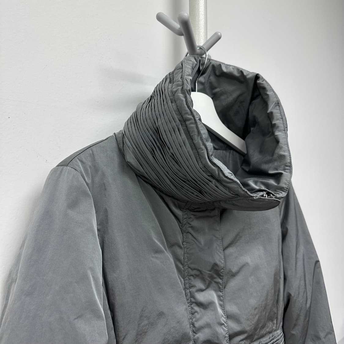 엠포리오 아르마니 플리츠 디자인 다운 패딩 자켓 상품이미지2