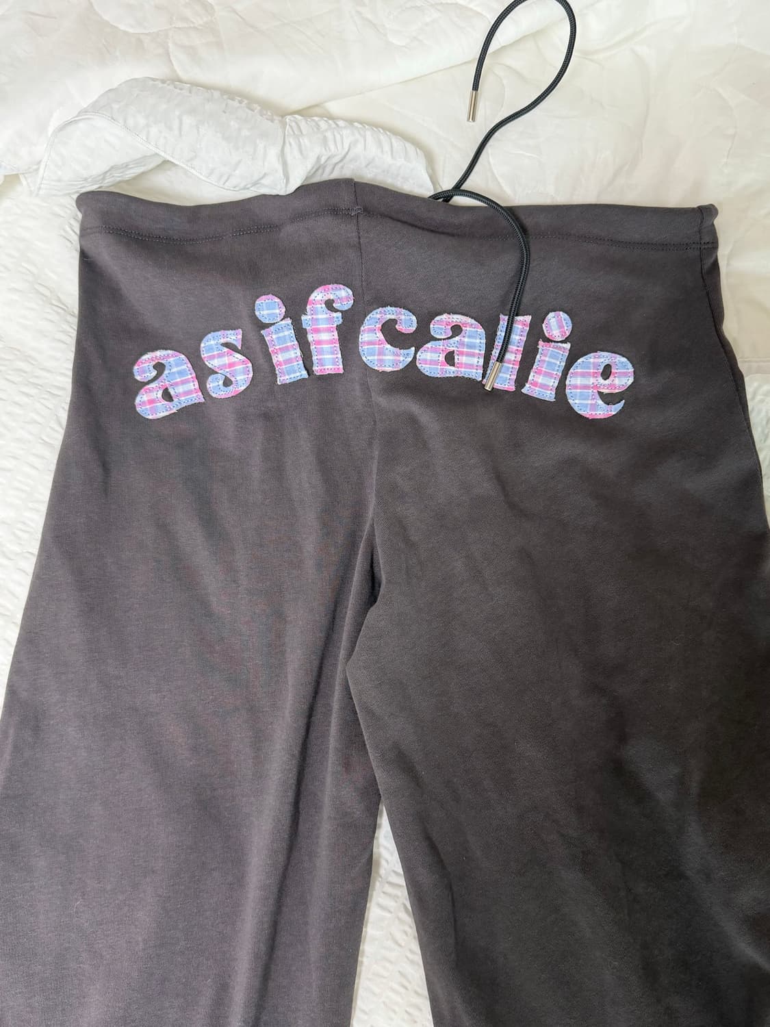 애즈이프칼리 FLOWER APPLIQUE BOOTCUT PANTS 차콜 상품이미지5