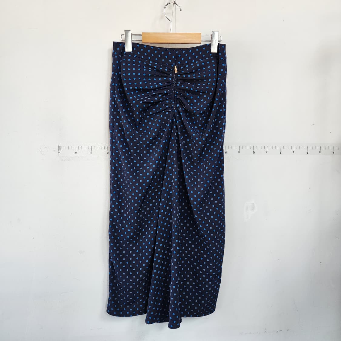 한섬 네이비 도트 셔링 롱 스커트 상품이미지2