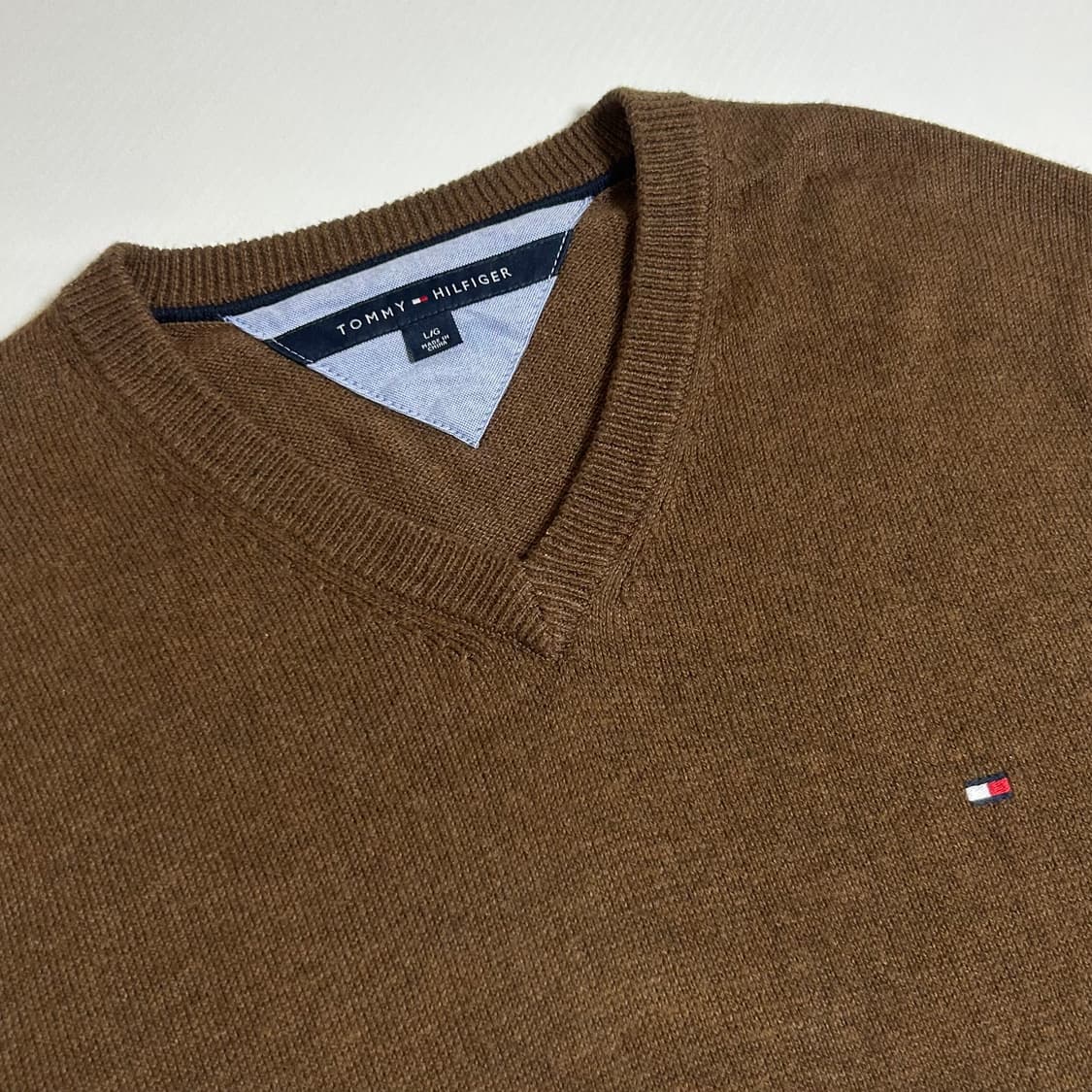[L] Tommy 타미힐피거 브라운 브이넥 니트 상품이미지2