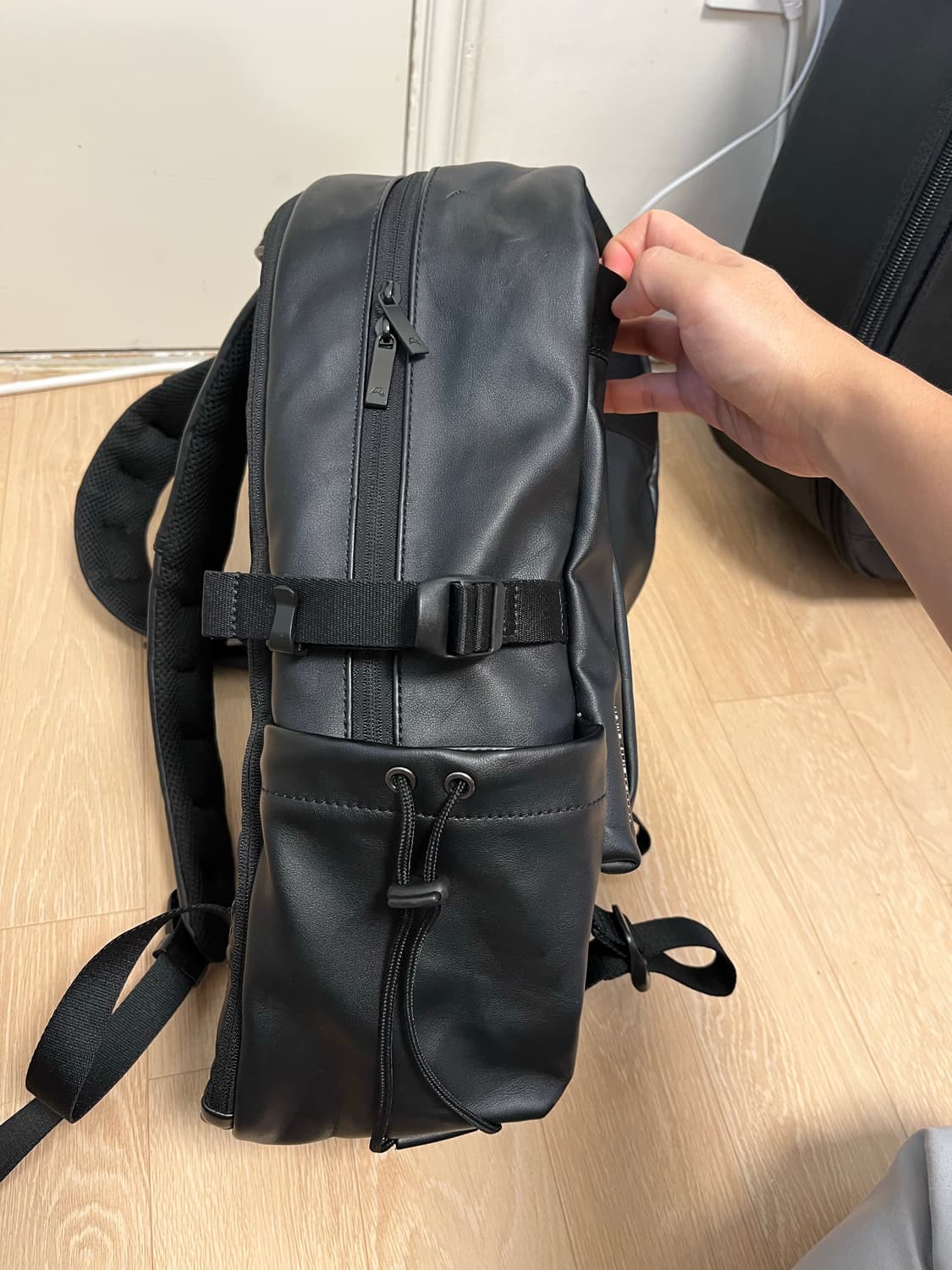 만다리나덕 노마드 가죽 블랙 백팩 상품이미지6