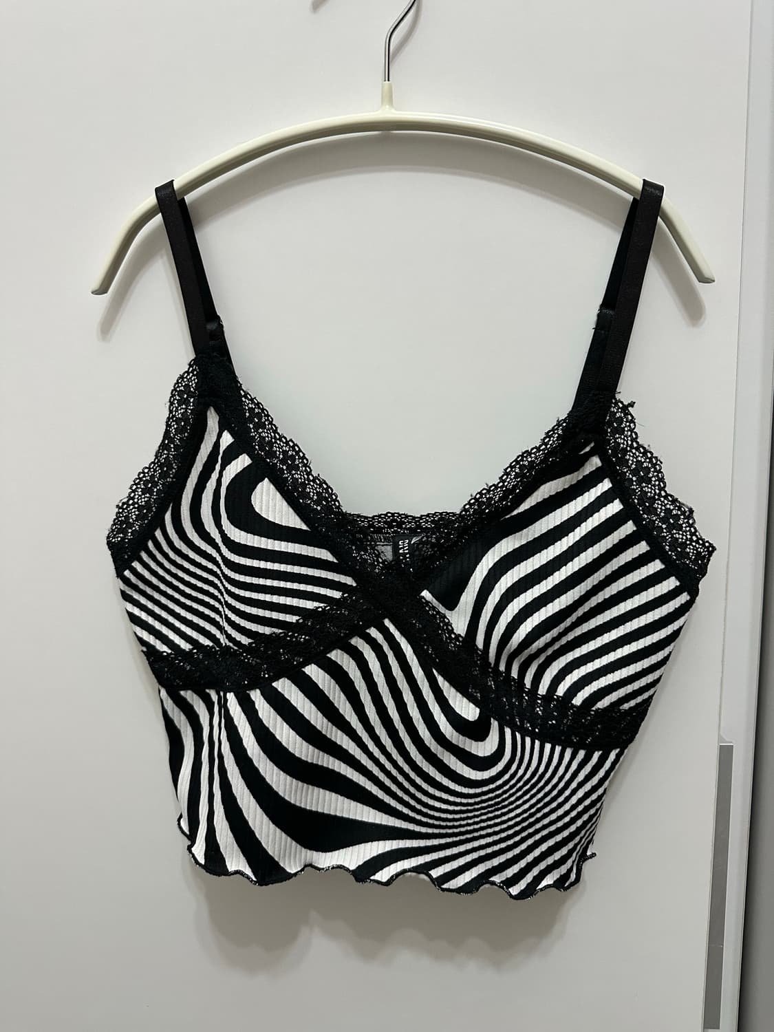 H&M 크롭 레이스 나시 지브라 상품이미지1