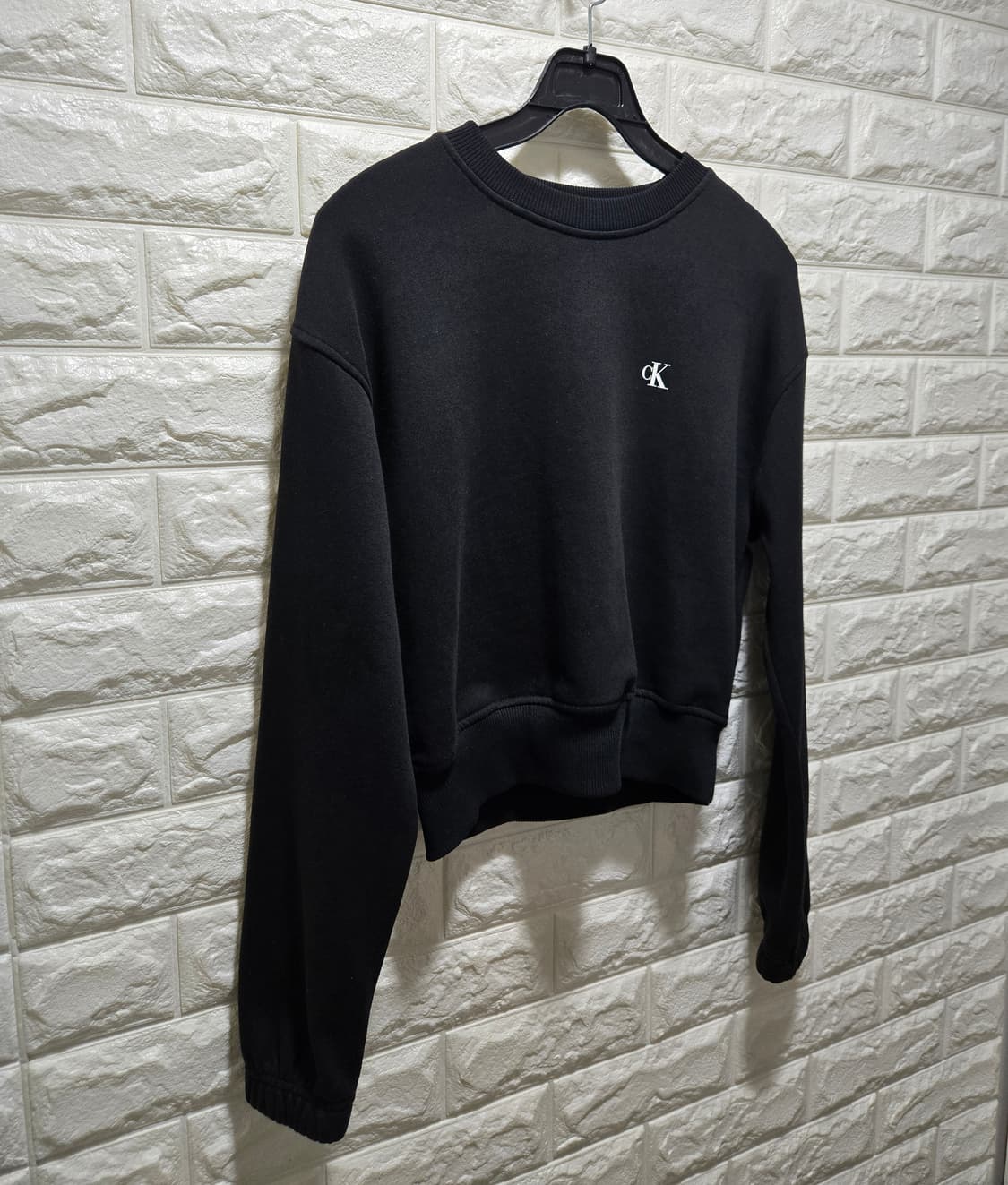 캘빈클라인 스몰로고 크롭 맨투맨 스웨트셔츠 90 상품이미지2