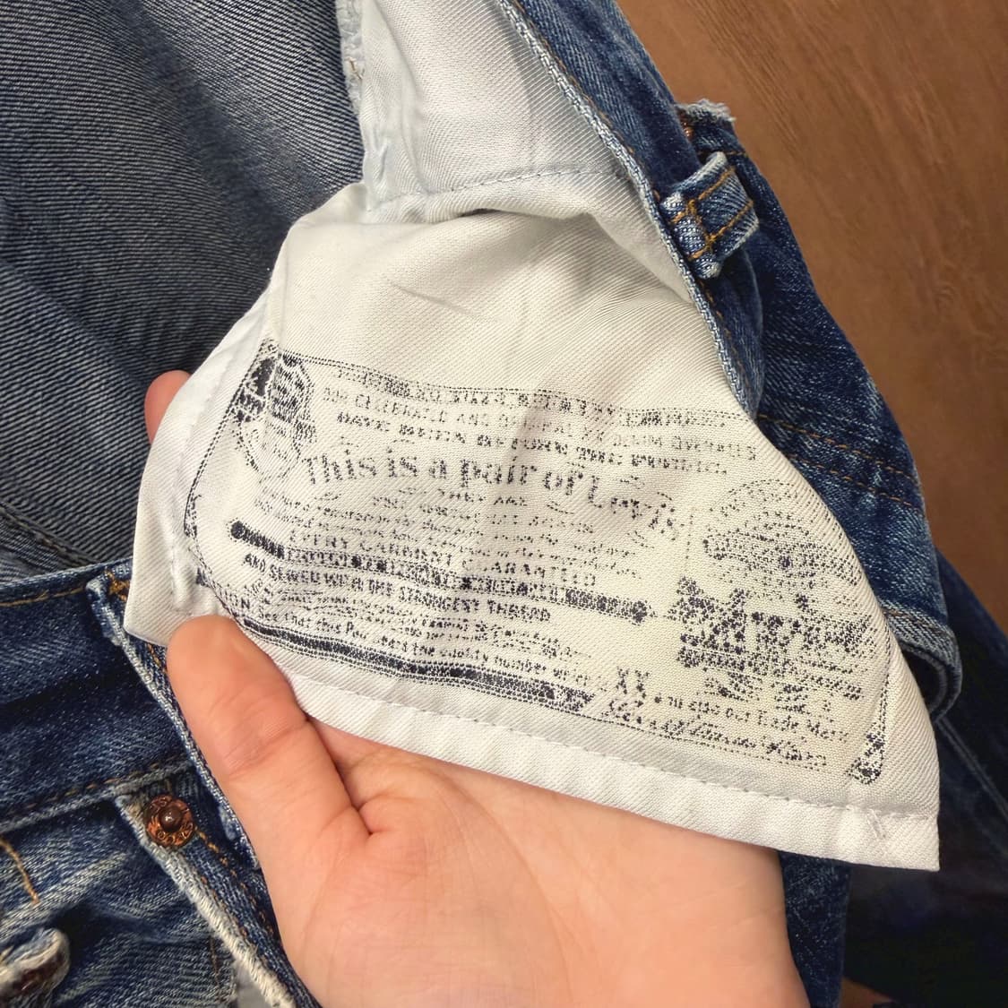 리바이스 501 워싱 데님 팬츠 레드 탭 디테일 레귤러 스트레이트핏 중청 상품이미지7