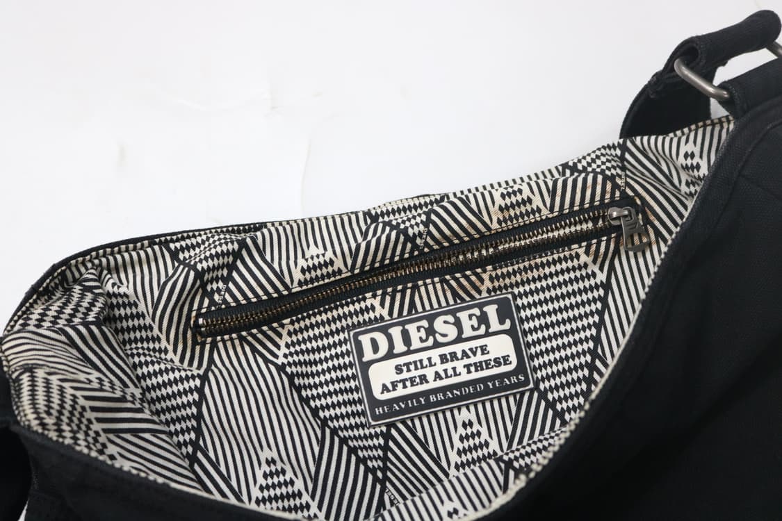 DIESEL 디젤 빈티지 엠보 로고 블랙 캔버스 메신저백 상품이미지8