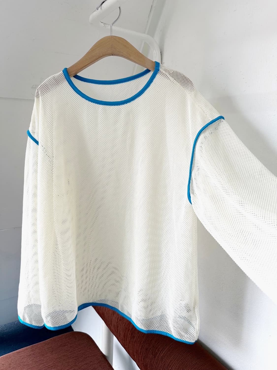 Loose gauge wide silhouette mesh top 상품이미지3