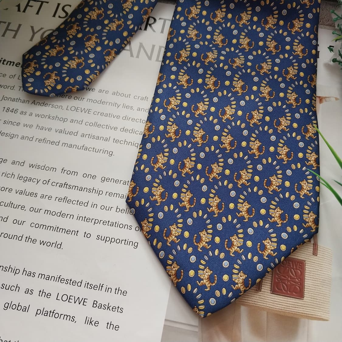 페라가모 실크 블루 호랑이 넥타이 9.5cm A+등급 K1348 
  상품이미지5