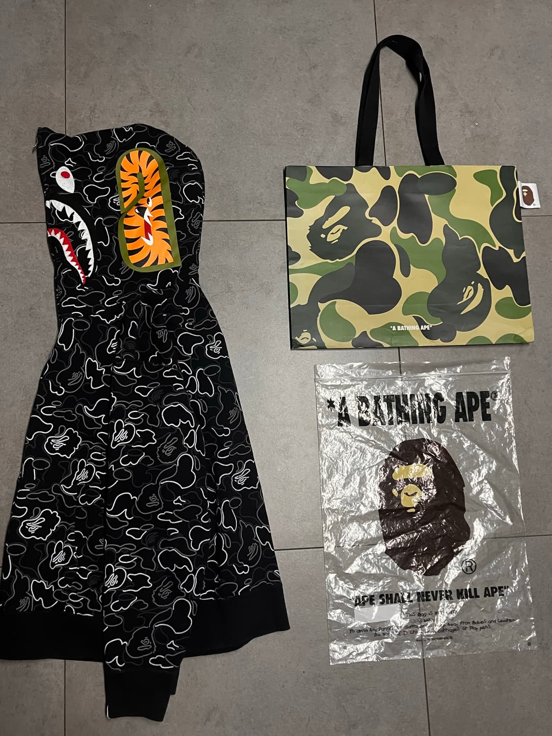 새상품급) 베이프 흑계 네온카모 샤크 후드집업 상품이미지2