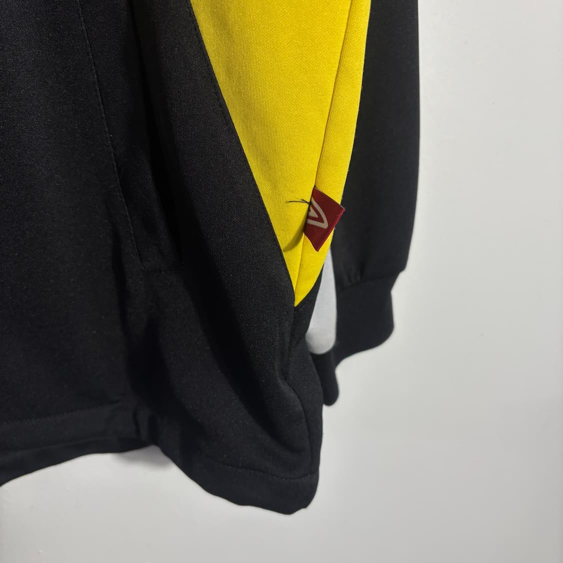 엄브로 블랙 옐로우 배색 트랙 집업 자켓 상품이미지4