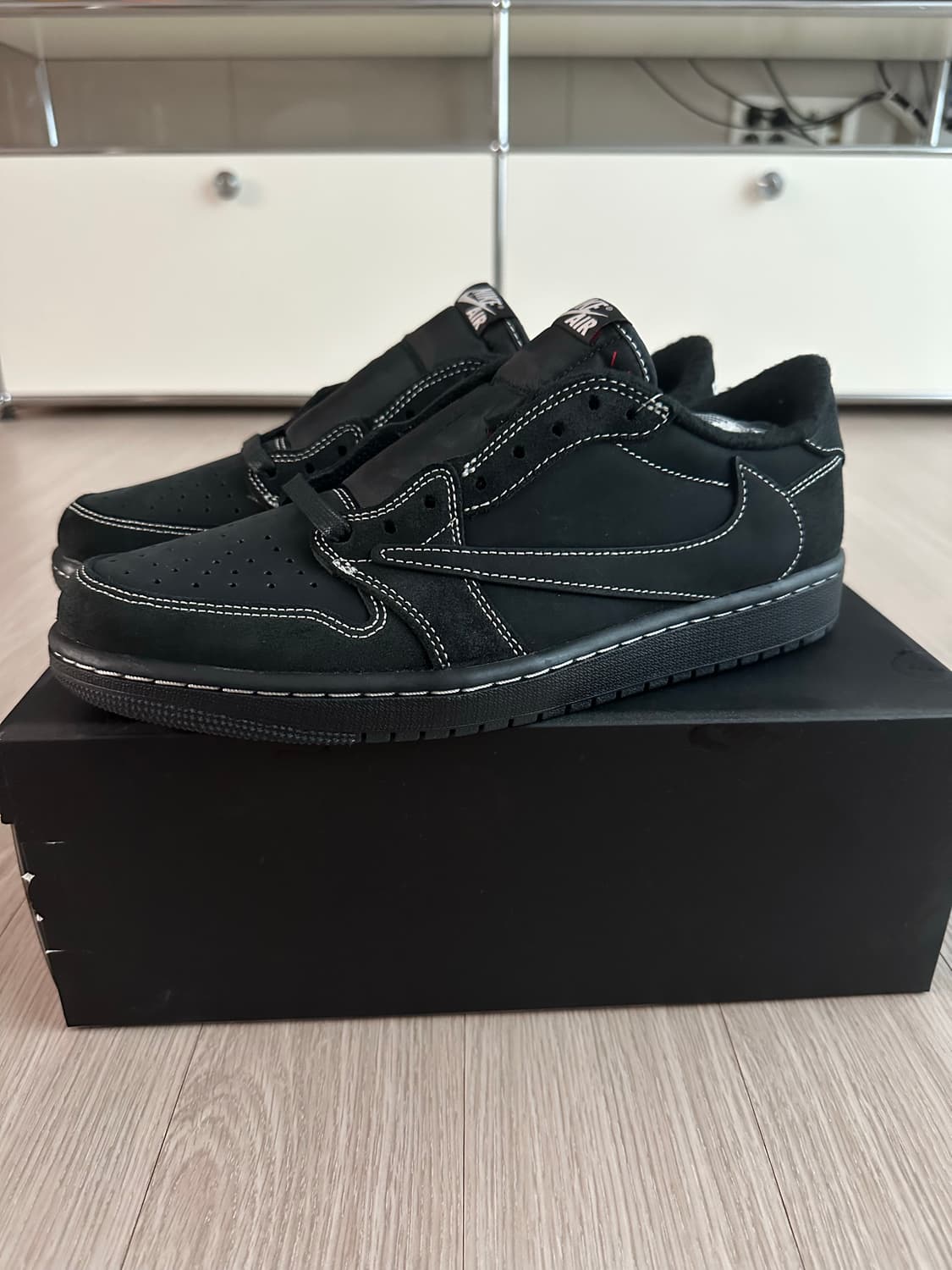 [275] 조던1 X 트래비스 스캇 레트로 로우 OG SP 블랙 팬텀 상품이미지1