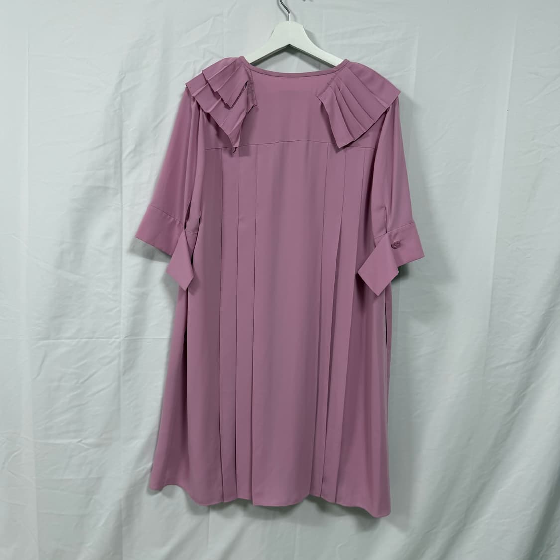 [한소희 착용] 럭키슈에뜨 빅 카라 플리츠 반팔 원피스 상품이미지4