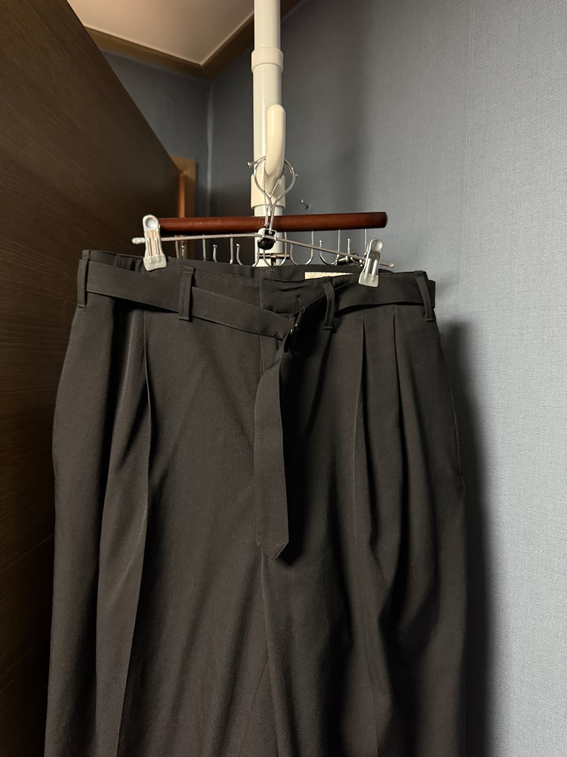 20ss 르메르 벨티드 플리츠 팬츠 48 블랙 상품이미지4