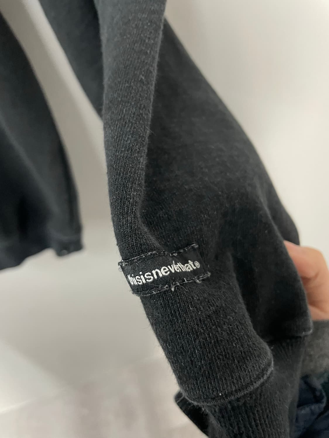 디스이즈네버댓 스펠 로고 블랙 맨투맨 H1811 상품이미지4