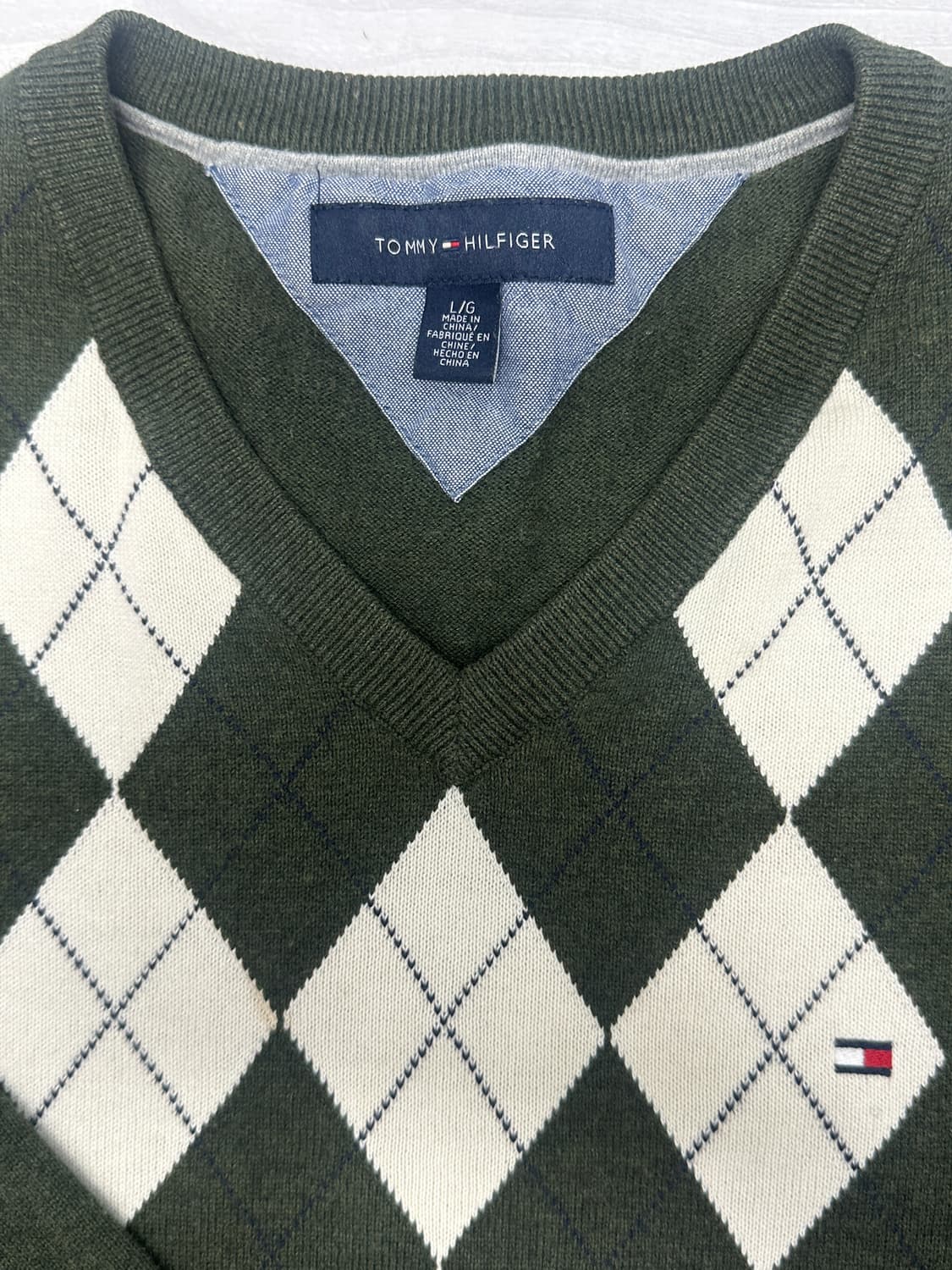 타미힐피거의 아가일 패턴 브이넥 니트 상품이미지3