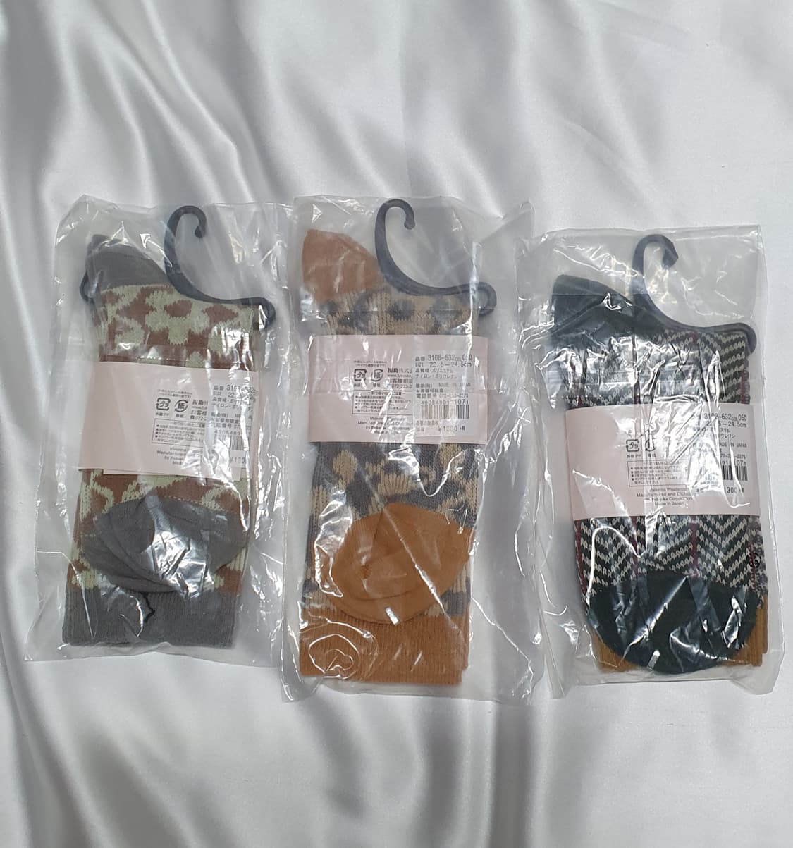 코랄베이지 그레이 브라운 물결 멀티 패턴 꽃 행성 비비안웨스트우드 양말  상품이미지2