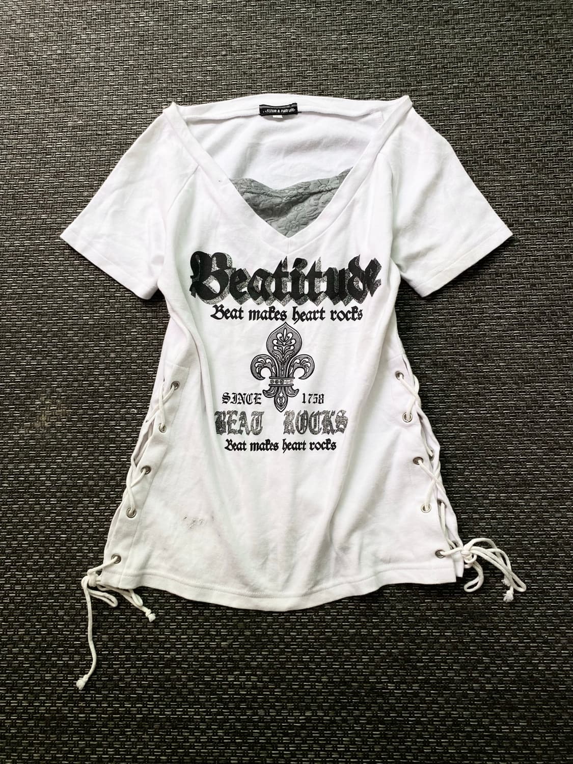 Y2K Lace-Up Detail Cross Print Slim Tee 상품이미지1