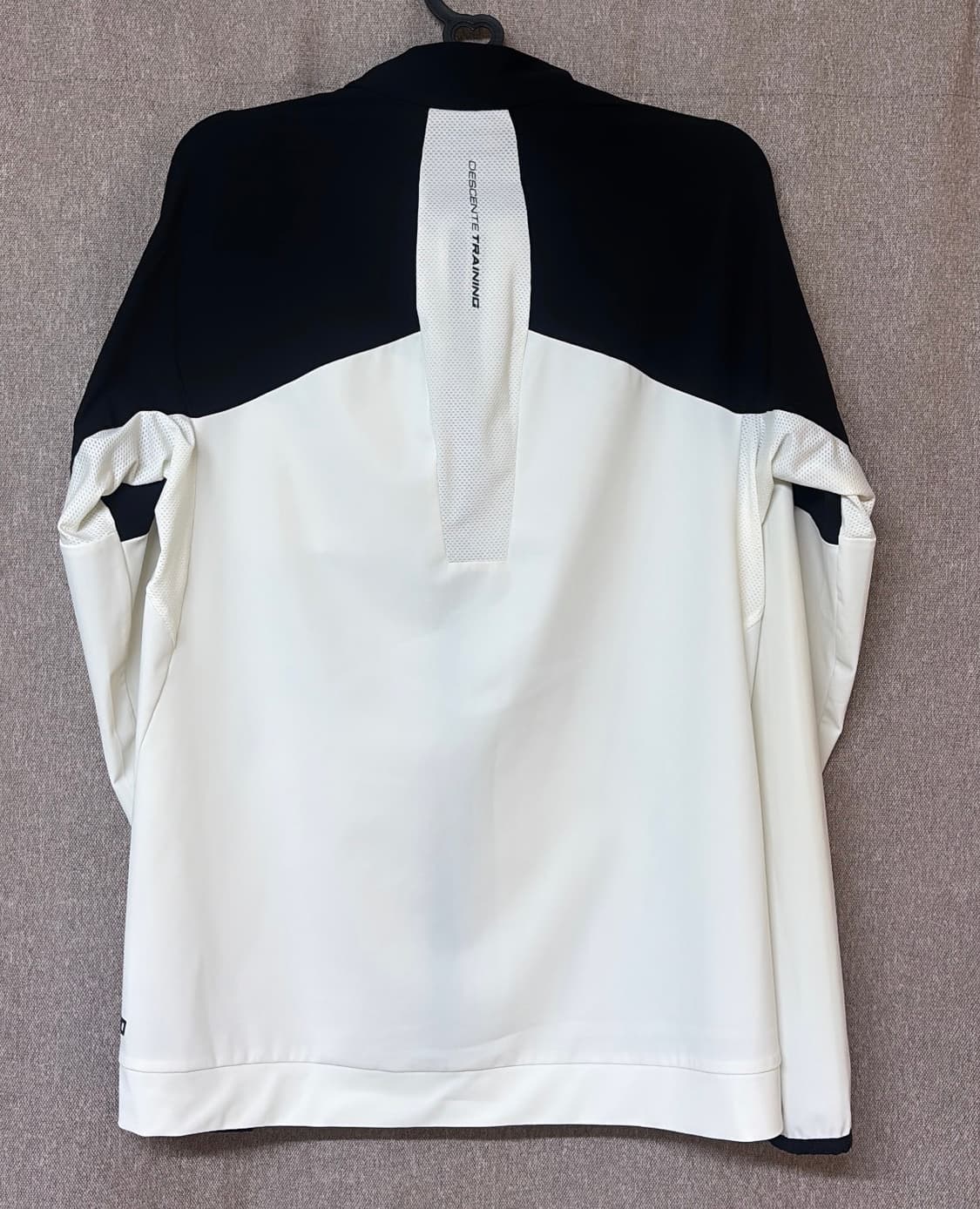 데상트 ATH 블랙/화이트 자켓 95 M 상품이미지2