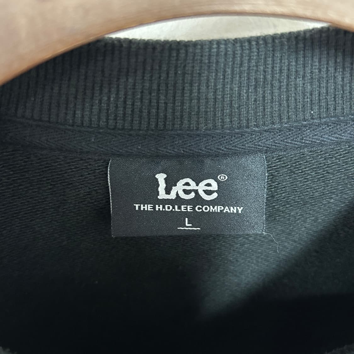 리 부클자수 맨투맨 블랙 look 상품이미지5