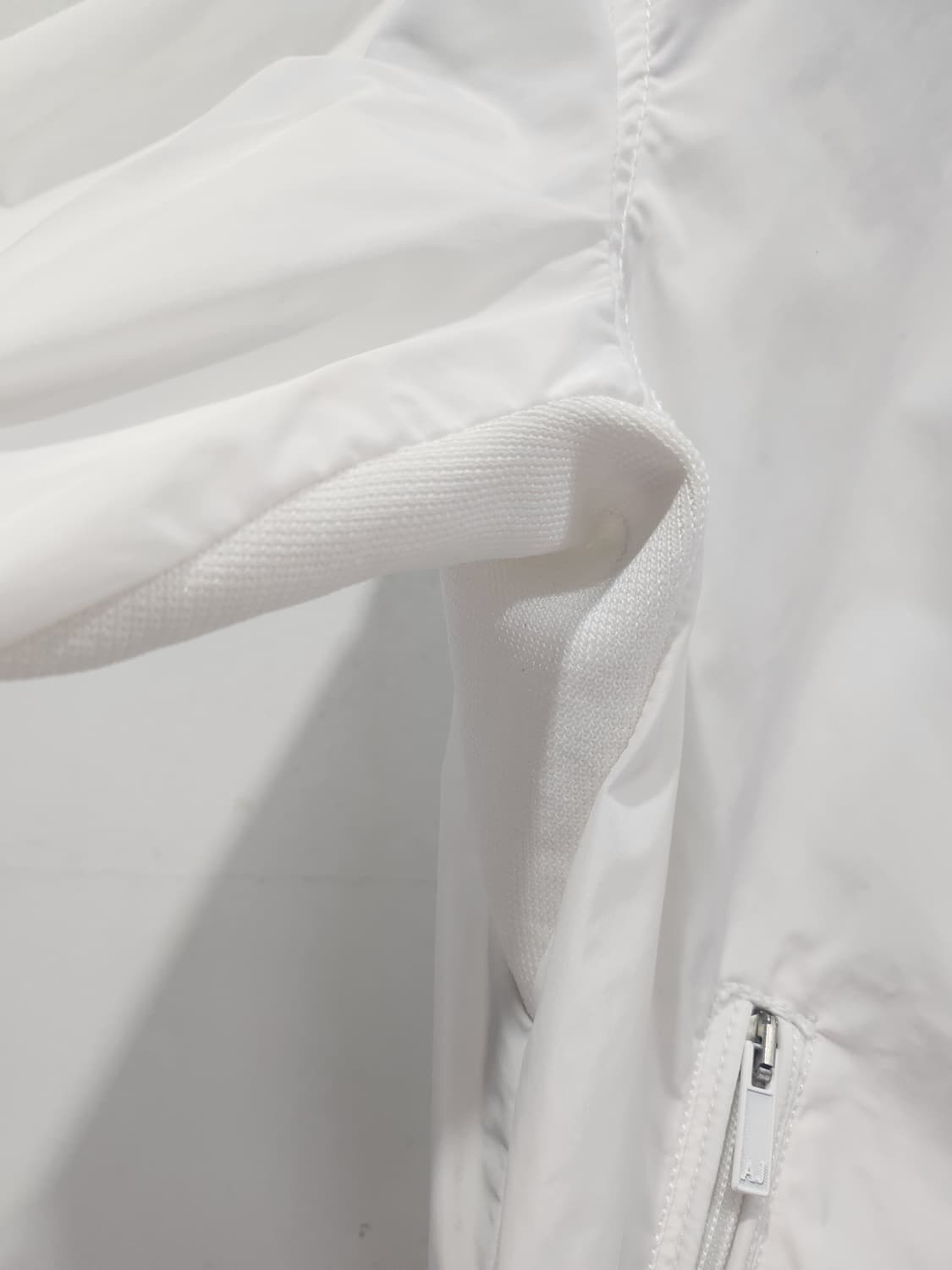 아르마니진스 화이트 바람막이 M 상품이미지5