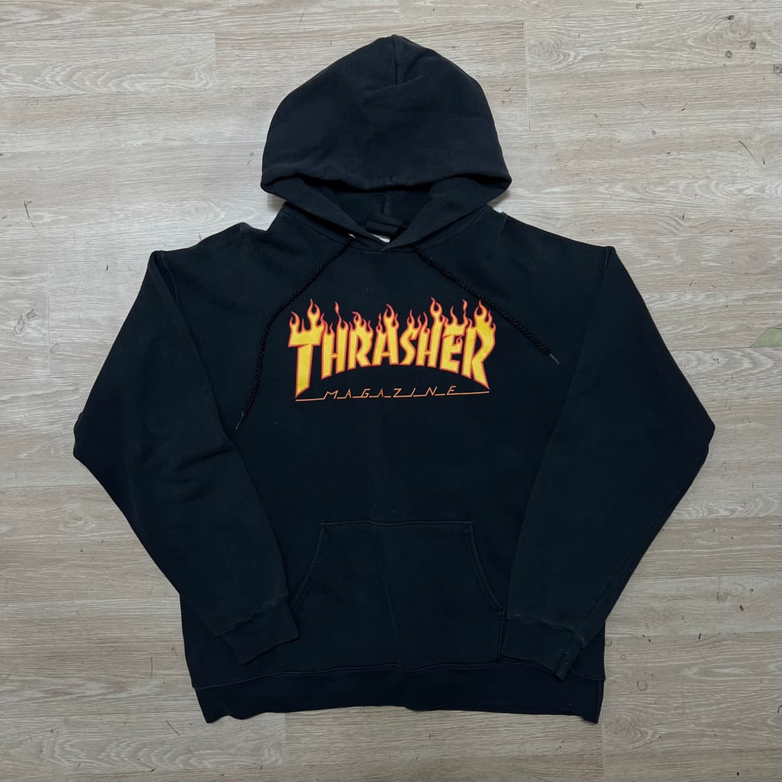 트래셔 시그니처 불꽃 빅로고 프린팅 후드 티셔츠 [블랙] M/95 상품이미지1