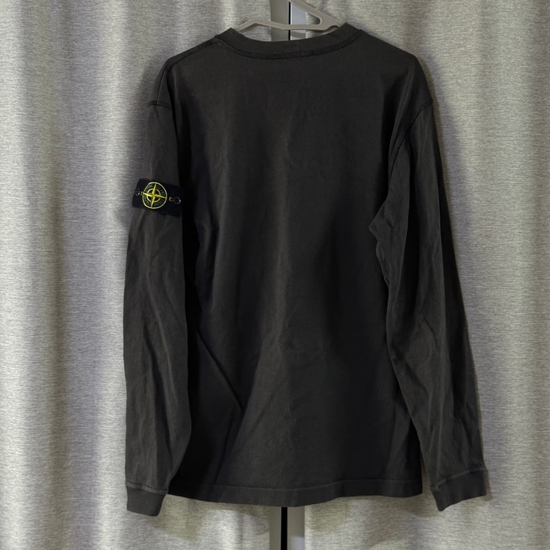 [L] 스톤아일랜드 와펜 패치 맨투맨 차콜 상품이미지2