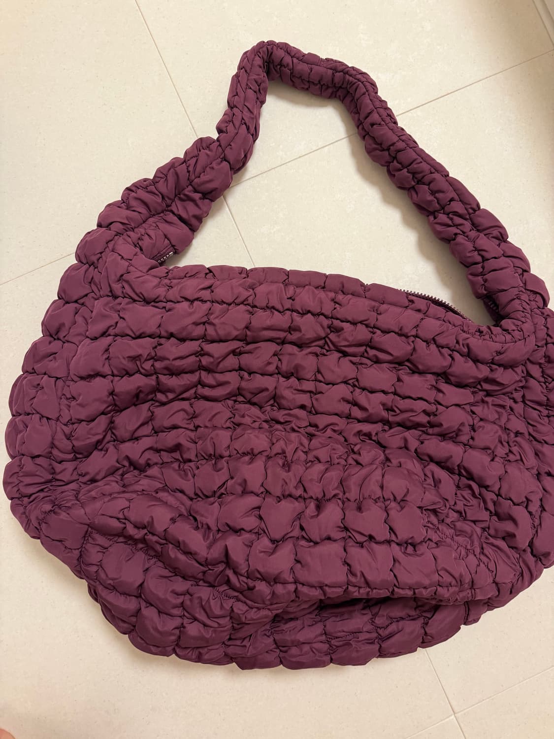 코스 오버사이즈 퀼티드백 버건디 새제품 상품이미지3