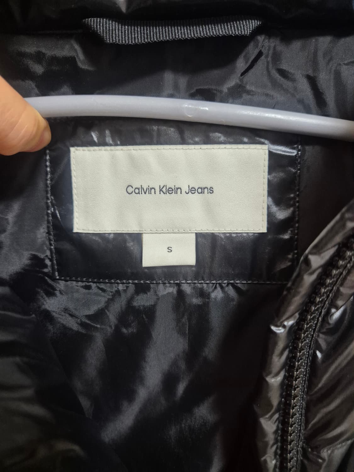 캘빈클라인 블랙 유광 숏패딩 S 상품이미지3