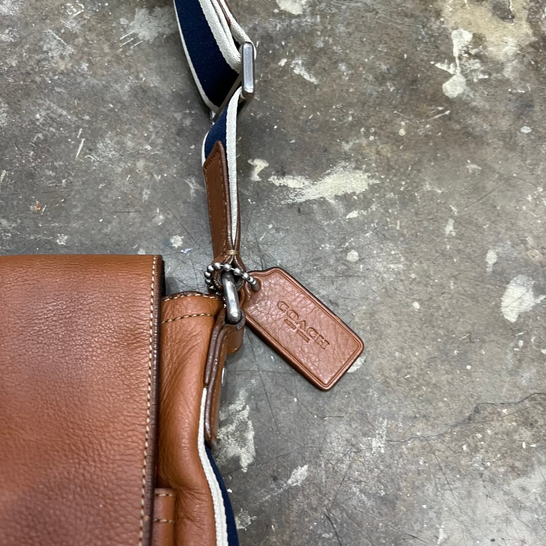 코치 카멜 브라운 가죽 크로스백 메신저백 가방 상품이미지3