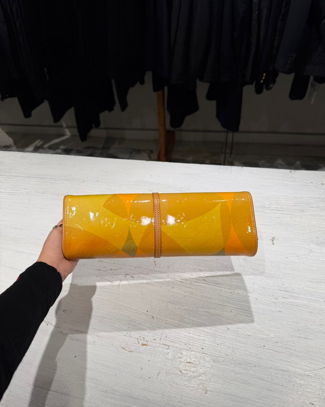 루이비통 옐로우 모노그램 베르니 클러치 상품이미지5