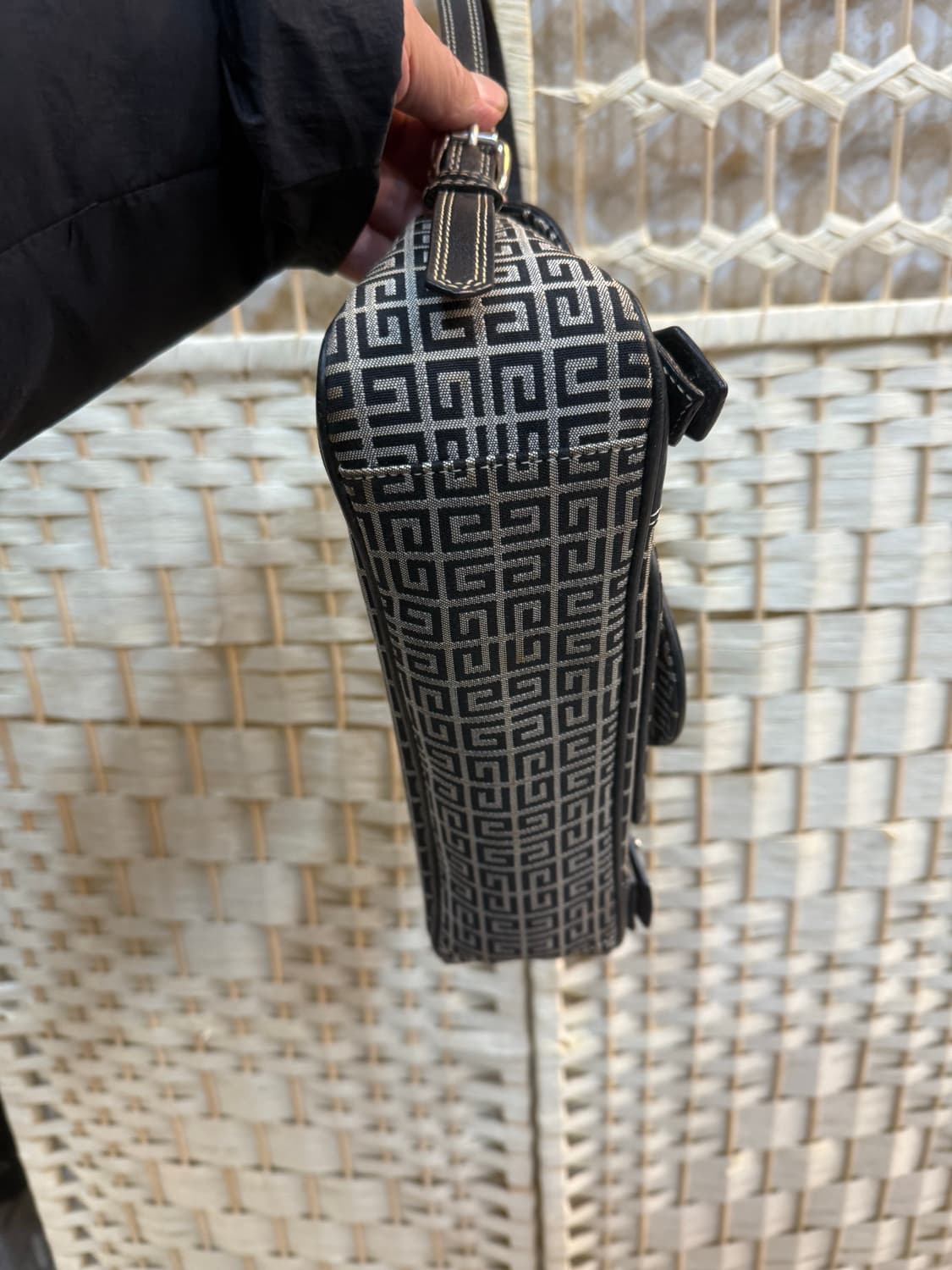 정품 지방시 빈티지 모노그램 숄더백 팝니다 상품이미지6