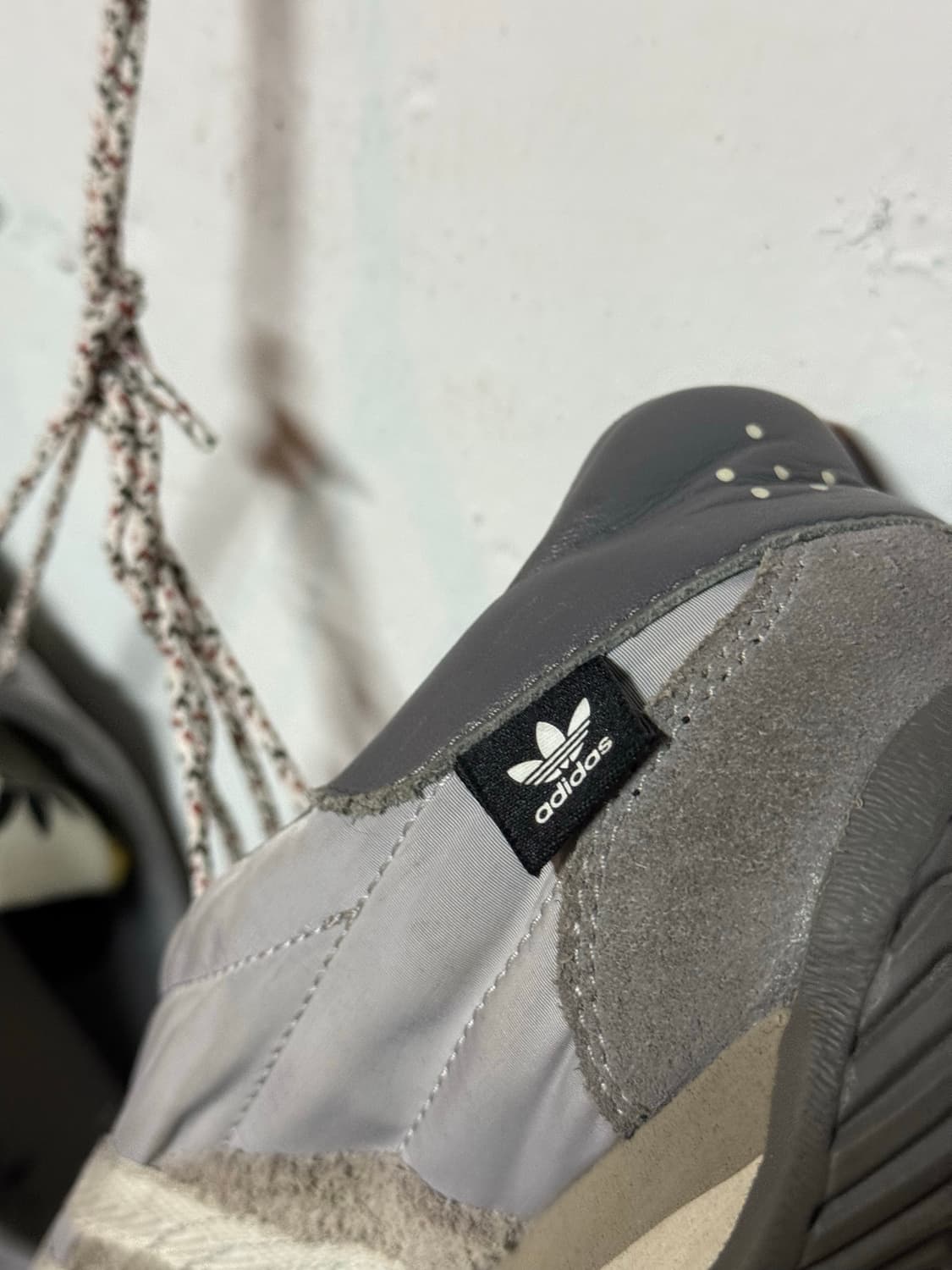 아디다스 x 송포더뮤트 컨트리 OG 그레이 투 코어 블랙 US9.5 상품이미지2