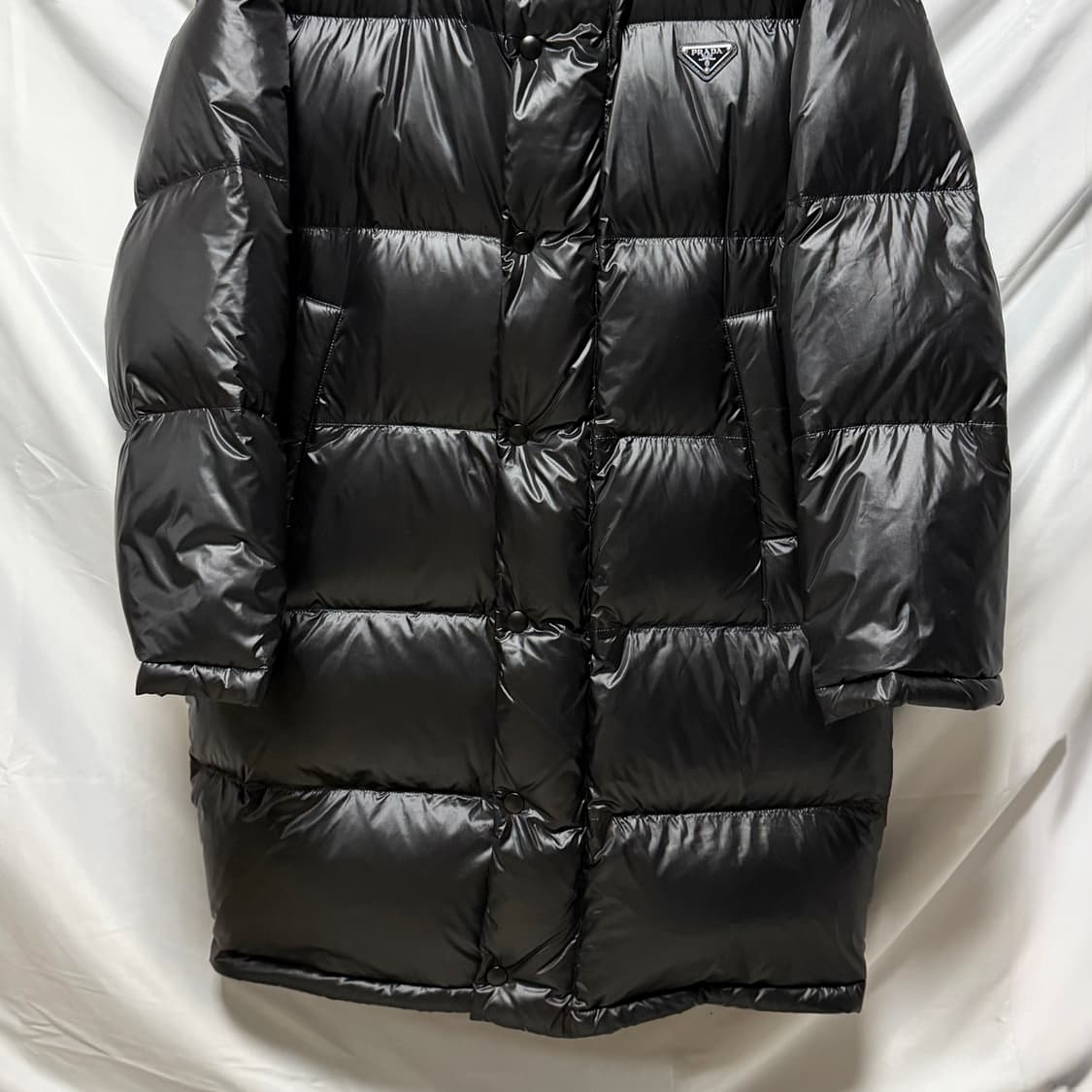 [S+급/오버핏XS] 프라다 삼각로고 후드 롱 패딩 상품이미지3