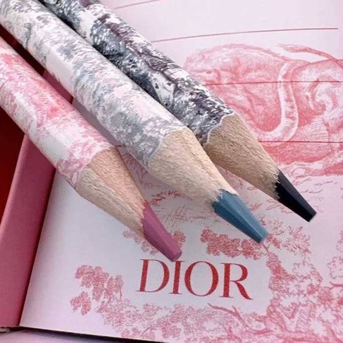 2025 디올뷰티 한정판 메모지&색연필 세트 상품이미지3