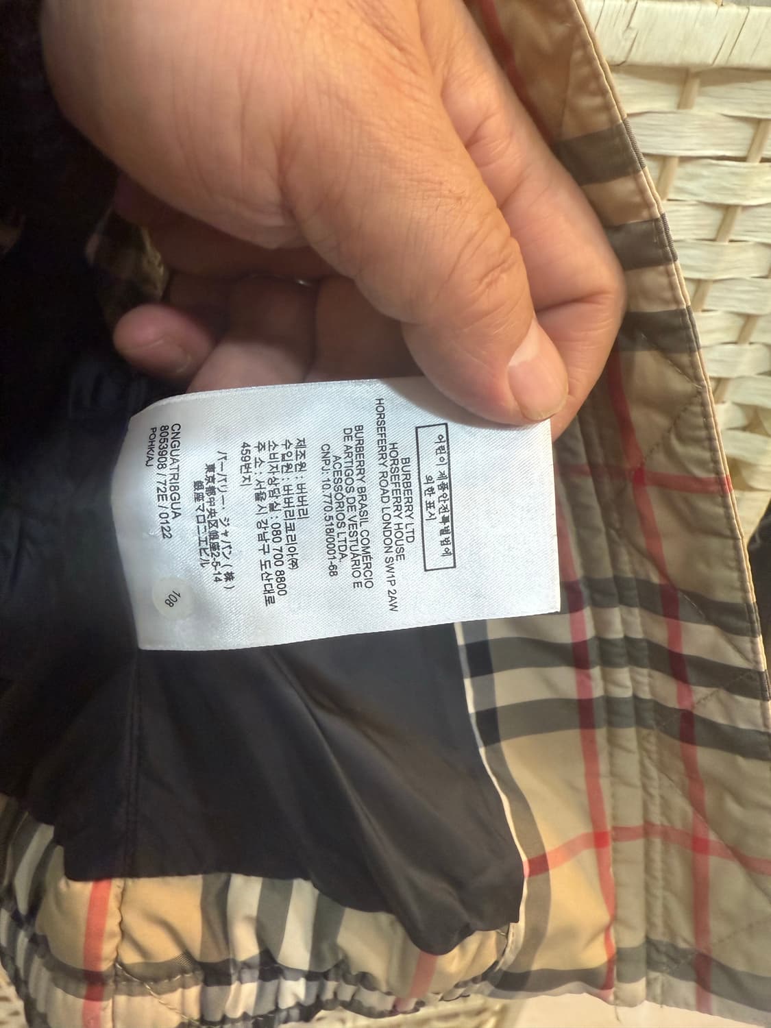 4y 정품 버버리 체크 퀄팅 패딩조끼 팝니다 상품이미지8