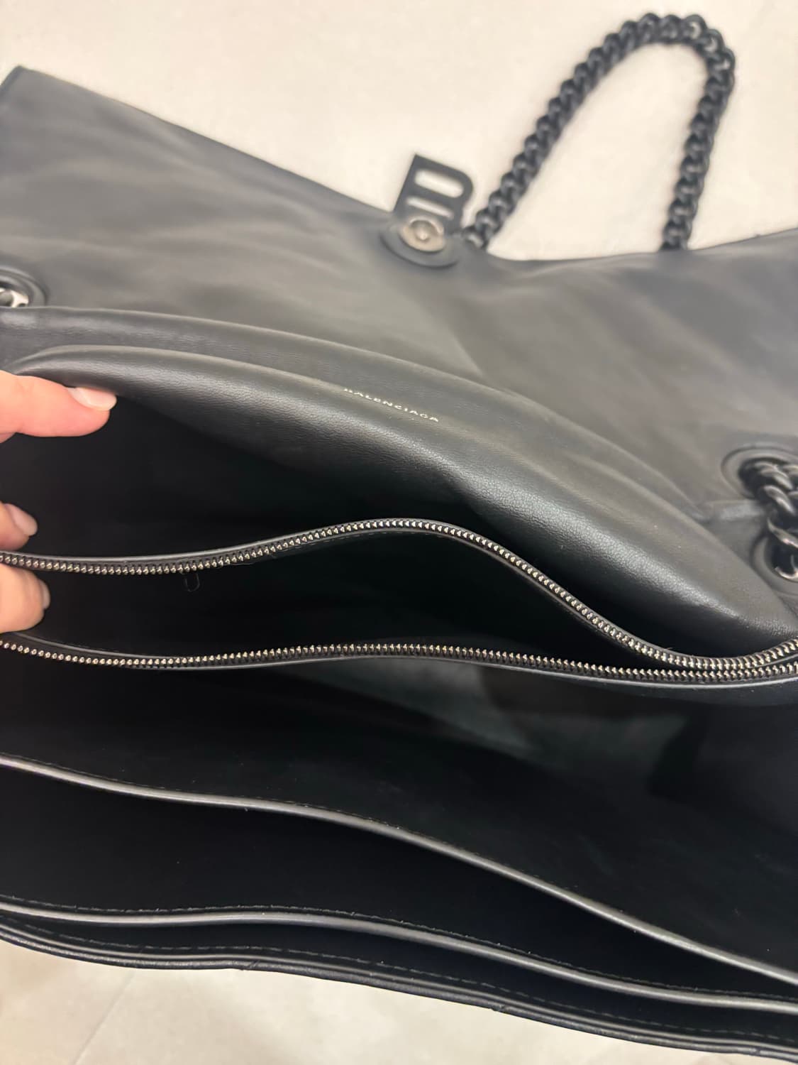 발렌시아가  미디엄 체인 백 퀄티드 블랙 상품이미지8