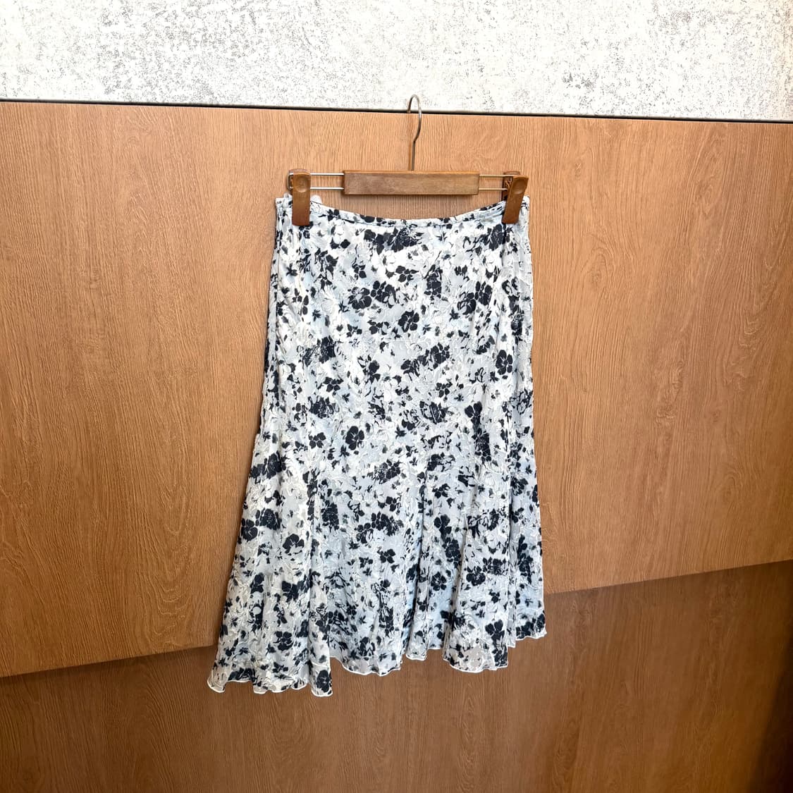 빈티지 쉬폰 미디 스커트 플라워 패턴 디테일 플레어핏 블랙 상품이미지1