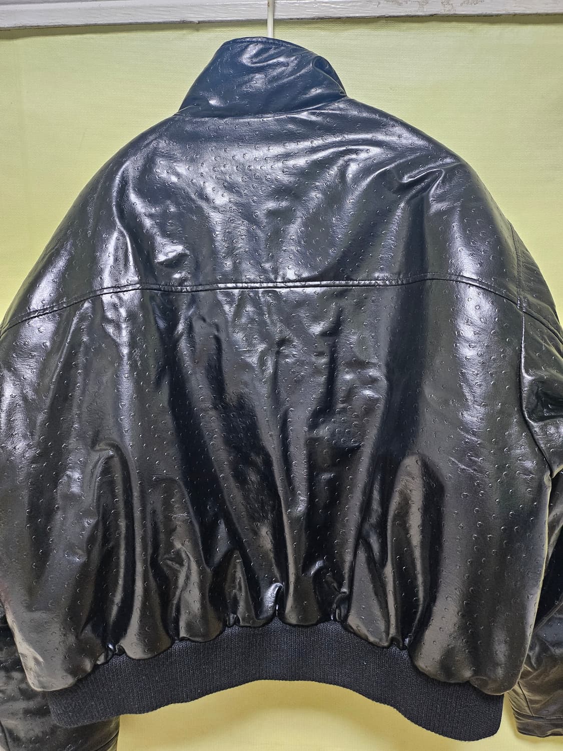 마뗑킴 유광 펀칭 레더 점퍼 상품이미지4