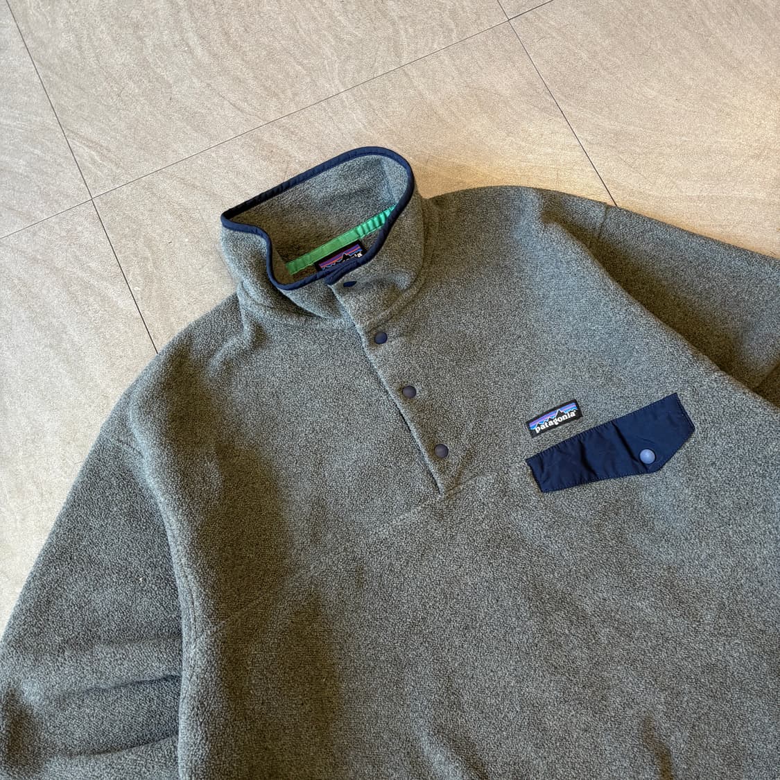 파타고니아 정품 신칠라 그레이 스냅티 상품이미지2